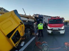 IMPACT FRONTAL DEVASTATOR între două TIR-uri, pe autostrada Arad-Timișoara! Ambii şoferi SUNT MORŢI. Traficul este blocat (GALERIE FOTO + VIDEO)