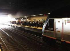 Peste 30 de persoane au fost rănite, iar patru se zbat între viaţă şi moarte după ce două trenuri s-au ciocnit - VIDEO