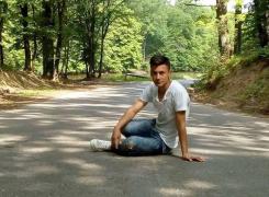 Un tânăr de 17 ani a fost UCIS pe trotuar de un şofer fără permis: 'Ai lăsat multă durere în urma ta!'