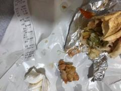 Super ofertă la un local din centrul Constanţei! Şaorma din carne de pui cu... PUF şi PENE - FOTO