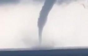 Imagini terifiante, filmate la ţărmul Mării Negre! O TORNADĂ a dat fiori reci localnicilor
