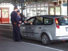 Un tată din Bihor şi-a băgat fetiţa în belele, după ce a sfătuit-o să se dea drept sora ei mai mare, la Vamă