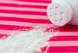Despăgubire ASTRONOMICĂ pentru o femeie, care ar fi făcut CANCER ovarian după ce ar fi folosit în mod regulat pudra de talc