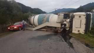 Accident halucinant în Bistriţa. Un şofer a intrat cu BETONIERA în balans şi s-a răsturnat cu mastodontul pe şosea