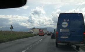 Accident teribil la Braşov. Sunt patru răniţi, după ce trei maşini şi un TIR s-au ciocnit
