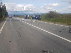 Un şofer care a provocat un accident GRAV între Dej şi Baia Mare a scăpat cu maşina neatinsă şi a fugit! Doi răniţi încarceraţi într-un Logan