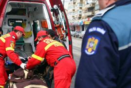 Accident ÎNFIORĂTOR la Oradea. O femeie este în COMĂ, după ce a fost STRIVITĂ de o dubiță care dădea cu spatele PE TROTUAR