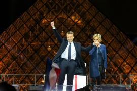 Portret de Primă Doamnă. Brigitte, mai în vârstă cu aproape 24 de ani decât Emmanuel Macron, e cea mai controversată soţie de preşedinte din istoria Franţei