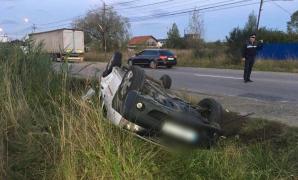 Accident TERIBIL la Dej! Un taximetrist cu client în mașină s-a RĂSTURNAT în șanț. Autoturismul, lovit violent de un altul