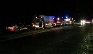 Un TIR a intrat într-un tren şi a rănit cinci pasageri, între Sibiu şi Râmnicu Vâlcea. Şoferul a adormit la volan