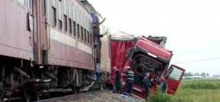 Traficul feroviar, BLOCAT în continuare în Vâlcea, după ce şoferul unui TIR, care a adormit la volan, a intrat într-un tren