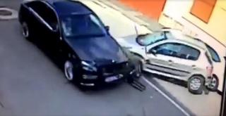 ACCIDENT VIOLENT cu trei maşini, pe o stradă din Lugoj! Momentul impactului a fost surprins de camerele de supraveghere (VIDEO)