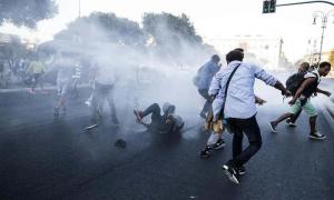 Refugiaţii dau bătăi de cap autorităţilor din Italia! Poliţiştii au fost nevoie să pună TUNURILE DE APĂ şi bastoanele pe ei!