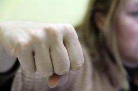 Soacră, soacră, poamă acră! Două nurori şi-au înghesuit soacra în baie şi au SNOPIT-O ÎN BĂTAIE până au băgat-o în spital