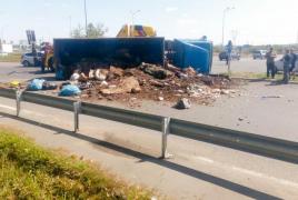 CE MIZERIE! Un camion plin de gunoi s-a răsturnat într-un sens giratoriu, la Oradea