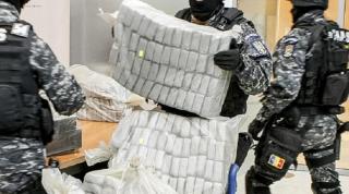 Captură uriaşă la Arad. Peste un kilogram de DROGURI PERICULOASE şi sume de bani, confiscate de poliţişti
