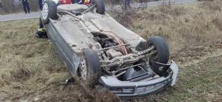 Accident CUMPLIT la Brăila. O femeie s-a răsturnat cu mașina, în care se aflau fetițele ei de 5 și 7 ani, după o manevră IMPOSIBILĂ. Copiii, transportați de urgență la spital