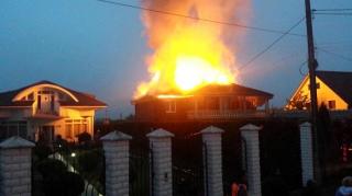 TEROARE într-o comună din România! Un individ INCENDIAZĂ casele oamenilor. De frică, localnicii fac cu rândul de pază până dimineaţă (VIDEO)