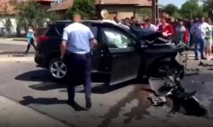 VIDEO ŞOCANT: O şoferiţă a făcut o DEPĂŞIRE IMPOSIBILĂ, apoi a intrat în plin într-un TIR! Circulaţia blocată pe DN1C, la Răscruci