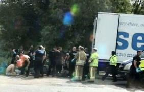 Mai mulţi români au fost la un pas de MOARTE după ce au încercat să ajungă în Marea Britanie... înghesuiţi într-un camion!