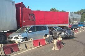 PRĂPĂD! Un Tir a trecut prin balizele de plastic şi a intrat pe contrasens, izbind cinci autoturisme, pe şoseaua de centură a Capitalei