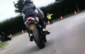 IMAGINI ŞOCANTE! Un motociclist se ridică pe o roată într-o curbă periculoasă. Ce a urmat este greu de privit (VIDEO DRAMATIC)