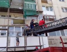 CE ŞANSĂ! Un piteştean a căzut de la etajul 5 şi a scăpat cu viaţă, rămânând agăţat într-o plasă de protecţie de la etajul 2 (VIDEO)