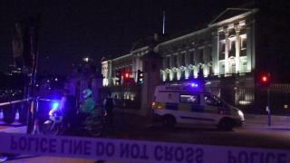 ATAC la Buckingham! Bărbatul care s-a repezit asupra poliţiştilor era înarmat cu o SABIE de 1.20 m şi a strigat Allahu Akbar