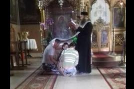 Copilul despre care sătenii din Naipu spun că e PARANORMAL a fost luat de părinţi din spital şi dus în pelerinaj la mai multe MĂNĂSTIRI