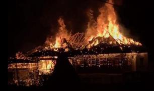 INCENDIU DEVASTATOR la Novaci. O casă a fost făcută scrum în câteva minute, iar pompierii au rămas fără apă, după ce au secat trei fântâni (VIDEO)