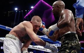 Maywheater l-a învins pe McGregor prin KO tehnic, în repriza a zecea, în cel mai aşteptat meci de box din ultimul deceniu