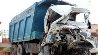 Accident TERIBIL! 11 membri ai aceleaşi familii AU MURIT, după ce maşina în care se aflau s-a ciocnit frontal cu un camion