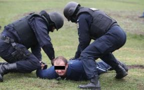 Teroare la Botoșani. Un bărbat a ieșit cu TOPORUL pe stradă și a început să dea în stânga și în dreapta. Au intervenit TRUPELE SPECIALE!