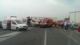 ACCIDENT GROAZNIC în Bistriţa, în urmă cu puţin timp! Un autobuz plin cu muncitori a intrat într-un stâlp, după ce a evitat un TIR 