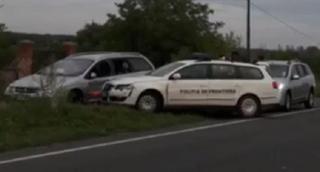 Focuri de armă la graniţa cu Serbia! Două maşini pline cu migranţi au spart o barieră a Poliţiei (VIDEO)