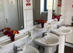 Povestea TOALETEI de pe Autostrada Soarelui care îi impresionează pe trecători - GALERIE FOTO