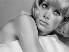 A încetat din viaţă actrița Mireille Darc, un simbol al cinematografiei franceze. Avea 79 de ani