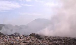 STARE DE ALERTĂ într-o localitate din România, după ce o GROAPĂ de GUNOI cu substanţe PERICULOASE arde de o săptămână!