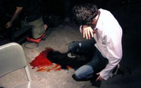 Un tânăr se zbate între viaţă şi moarte după ce a fost SNOPIT ÎN BĂTAIE de mai mulţi bărbaţi de faţă cu zeci de oameni!