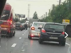 Grav accident pe DN1. O victimă a rămas încarcerată, după ce maşina s-a lovit de parapet. Traficul înspre Bucureşti a fost blocat