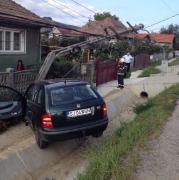 Accident BIZAR la Cluj. O şoferiţă a zburat cu maşina peste un canal, înfigându-se într-un stâlp electric. Nimeni nu ştie ce a vrut să facă (GALERIE FOTO)