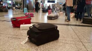 Românii BLOCAŢI în Spania, pe aeroportul din Madrid, au fost preluaţi de o aeronavă TAROM, cu destinaţia Iaşi