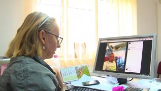 Mai mulţi romi din Argeş primeau ajutor social, dar postau pe Facebook selfie din avion şi imagini cum îşi acopereau copiii cu bani