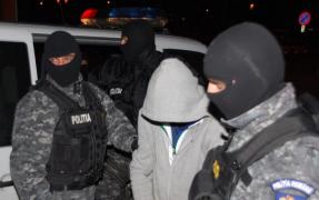 CAZ ŞOCANT în Alba! Un tânăr de 29 de ani şi-a SNOPIT ÎN BĂTAIE mama, iar pe bunică a amenințat-o că îi dă foc. "Voi m-ați crescut, eu vă omor!"