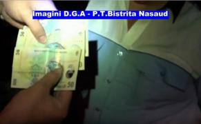PATRU poliţişti ai IPJ Bistriţa Năsăud, reţinuţi pentru 24 de ore pentru luare de mită. Doi dintre ei, prinşi în flagrant când luau bani de la şoferi (VIDEO)