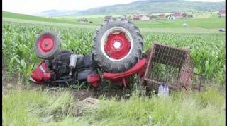 Descoperire şocantă în Timiş. Cadavrul unui bărbat ar fi stat câteva zile neobservat, lângă un tractor răsturnat pe câmp