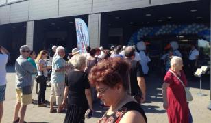 Haos la deschiderea unui magazin din Ploieşti. Oamenii s-au aşezat la coadă de la 5 dimineaţa pentru a primi perne gratis