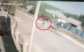 IMPACT DEVASTATOR! la Galaţi! Un bătrân de 86 de ani este ZDROBIT de o maşină condusă de un puşti bezmetic. Totul a fost filmat (VIDEO ŞOCANT)