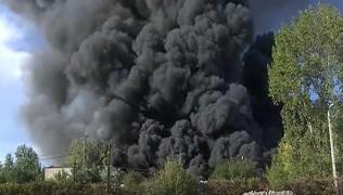 Incendiu de proporții la un depozit de mase plastice! Pompierii nu se pot apropia din cauza căldurii - VIDEO