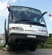Un autocar cu 40 de oameni a RĂMAS FĂRĂ FRÂNE la coborârea unei pante, în satul tulcean Nufărul. Şoferul a tras de volan spre un şanţ
